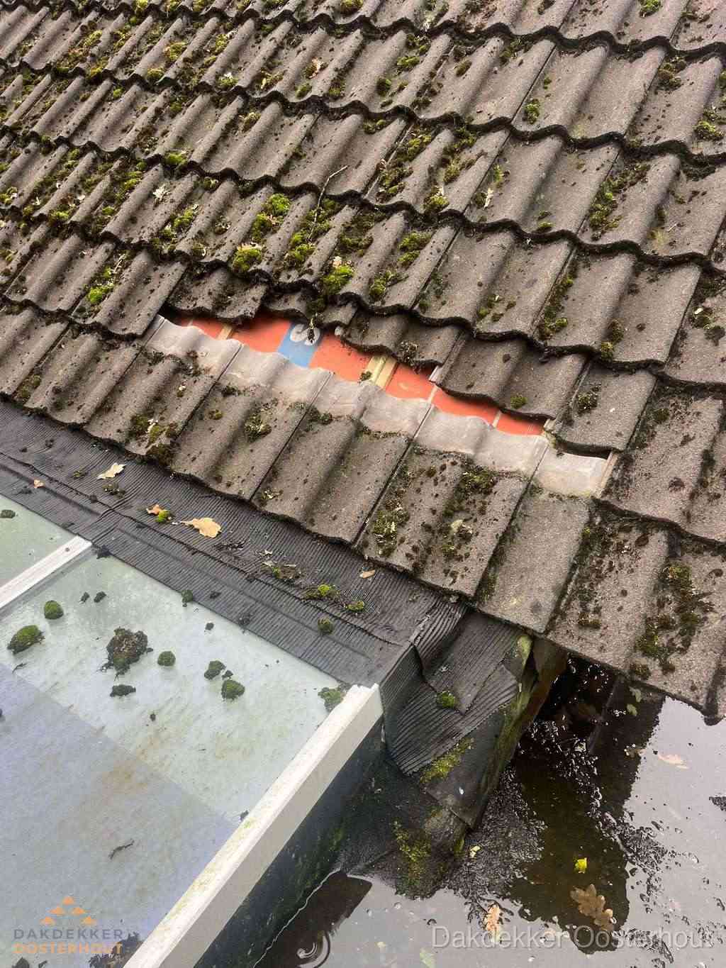 Beschadigd pannendak met ontbrekende dakpannen voor reparatie in Oosterhout