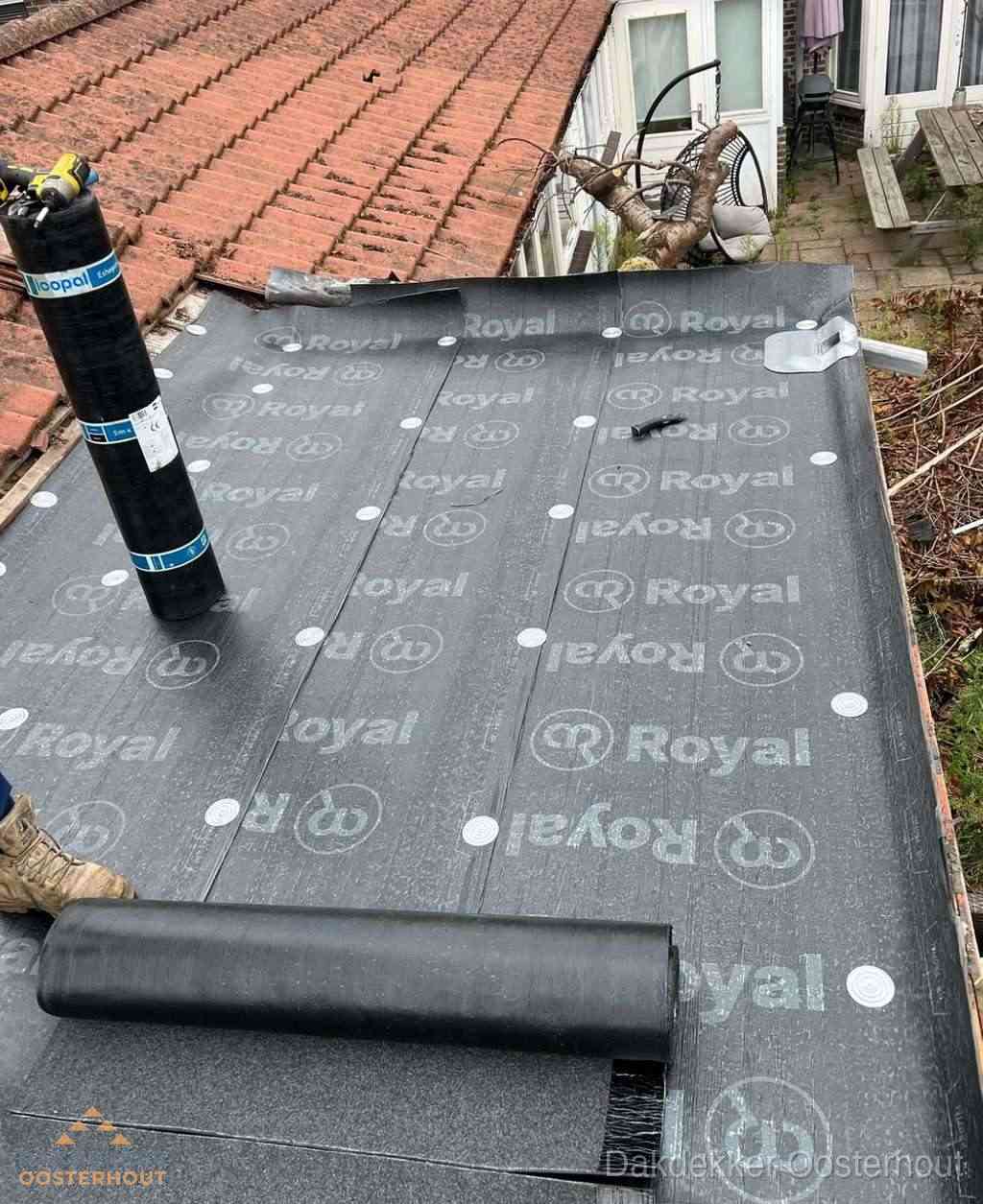 Plat dak met nieuwe bitumen dakbedekking en brandgereedschap in Oosterhout