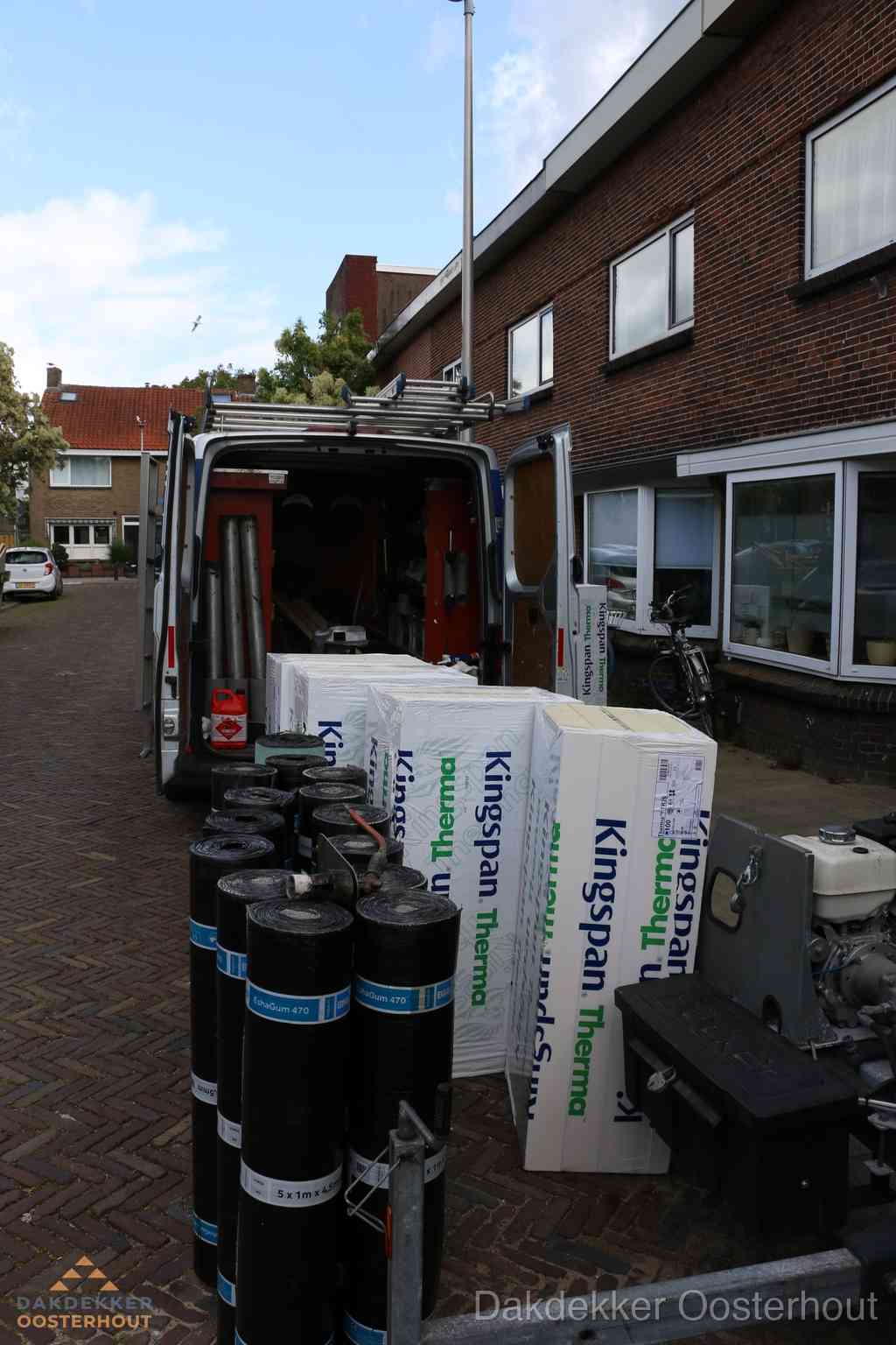 Plat dak met bitumen dakbedekking en brander in Oosterhout