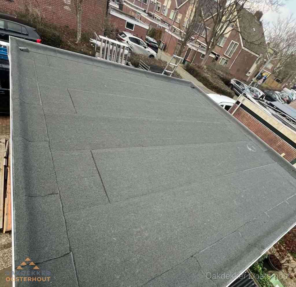 Nieuwe bitumen dakbedekking op plat dak van garage in Oosterhout