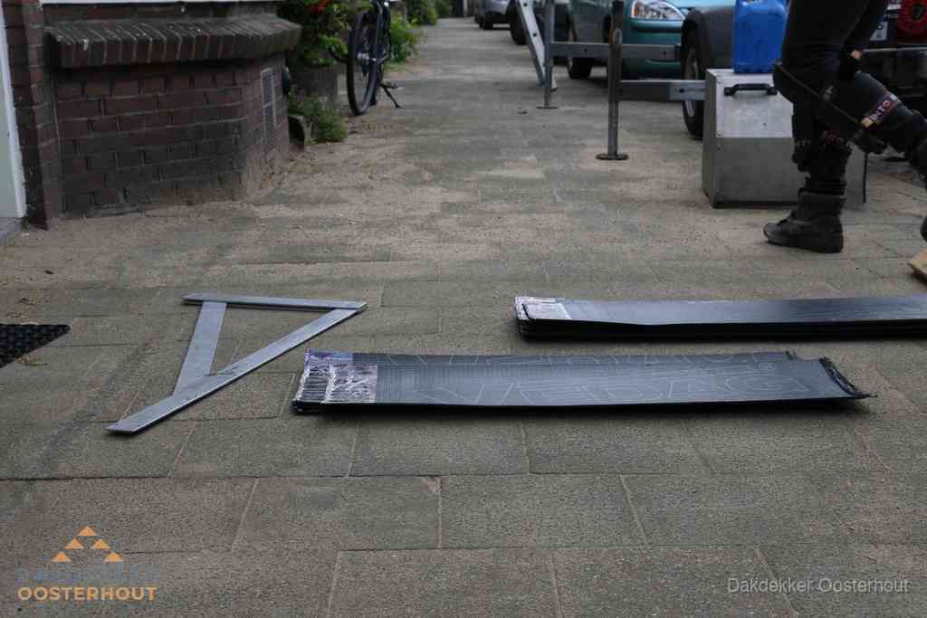 Dakbedekkingsmateriaal en zinkwerk klaargelegd voor reparatie in Oosterhout