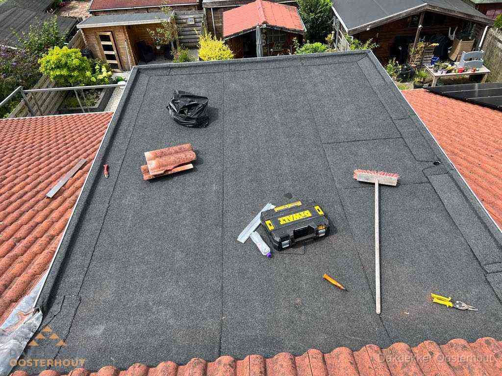 Nieuw plat dak met bitumen dakbedekking in Oosterhout