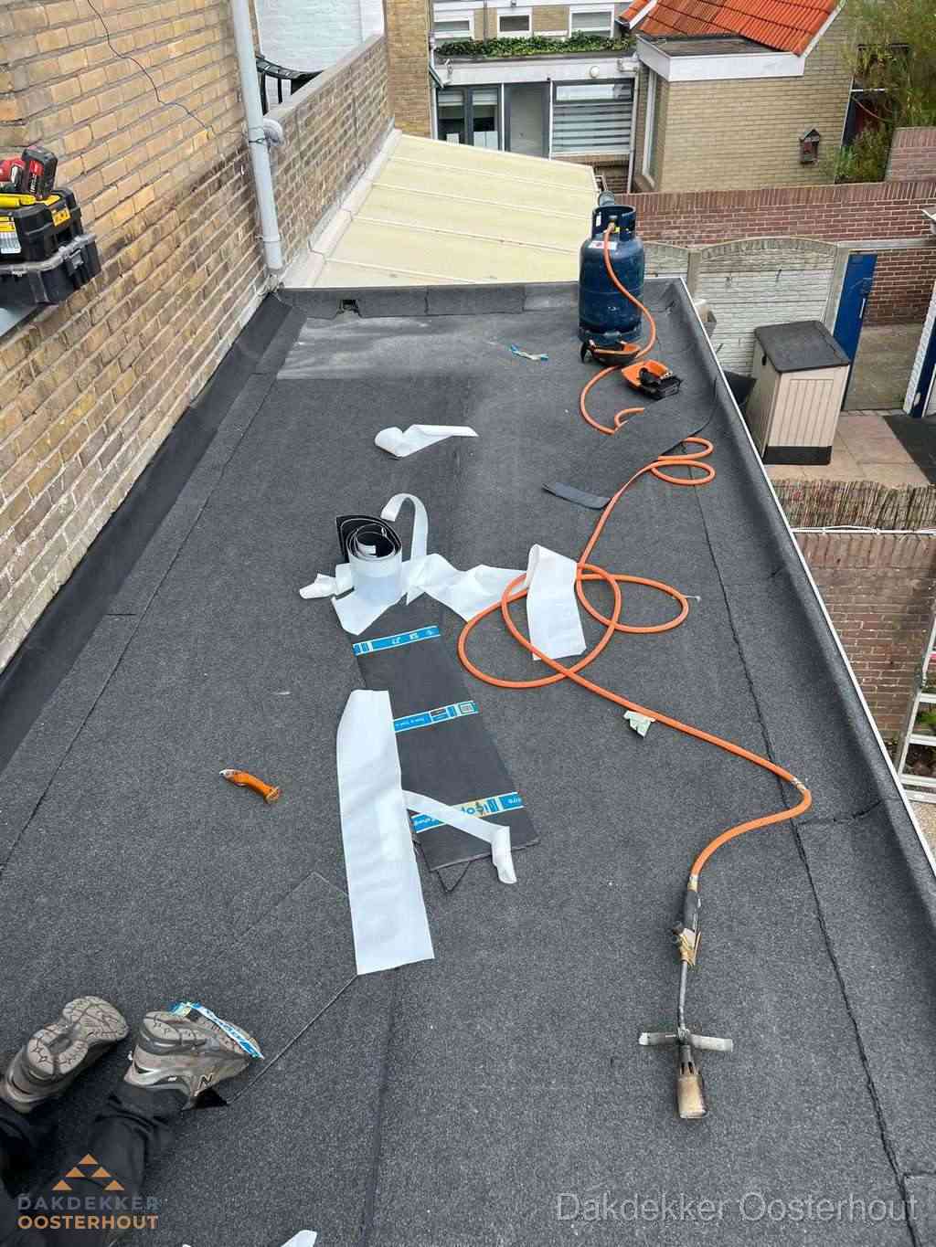Dakdekker brengt EPDM dakbedekking aan op plat dak in Oosterhout