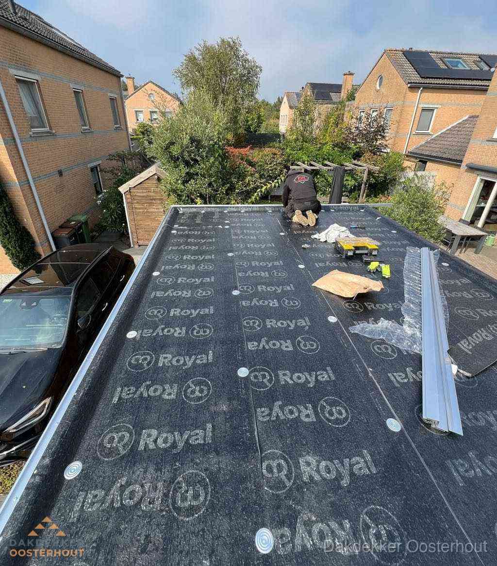 Dakdekker aan het werk op plat dak renovatie in Oosterhout