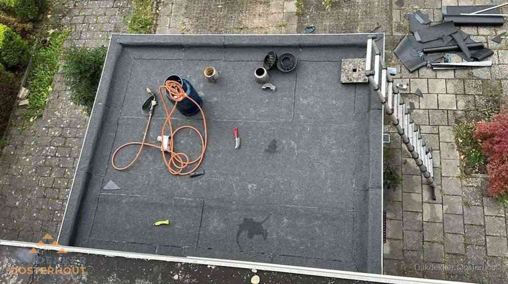 Plat dak met nieuwe bitumen bedekking in Oosterhout