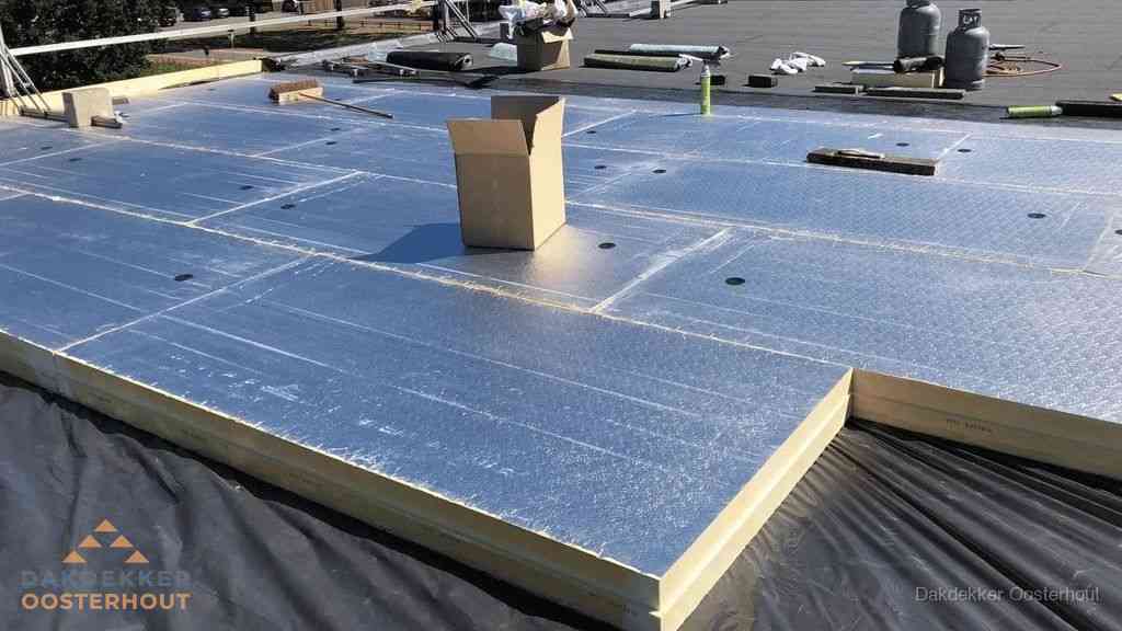 PIR isolatieplaten worden gelegd op plat dak voor dakisolatie in Oosterhout