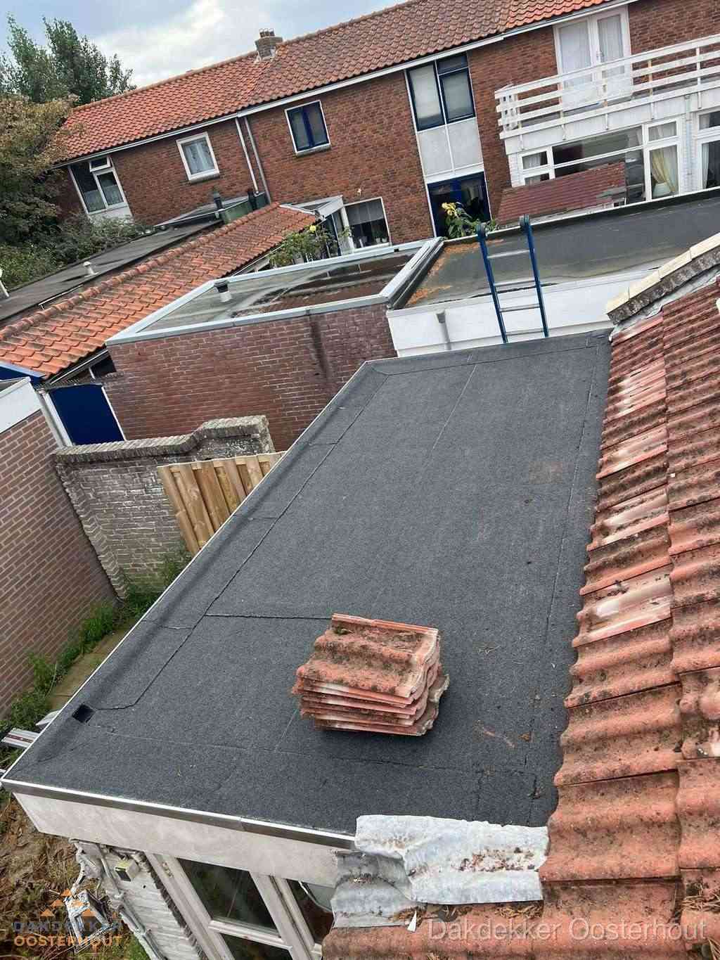 Aanbouw plat dak met reservepannen voor dakpannen vervangen in Oosterhout