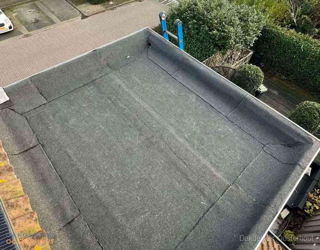 Gerenoveerd plat dak met nieuwe bitumen dakbedekking in Oosterhout