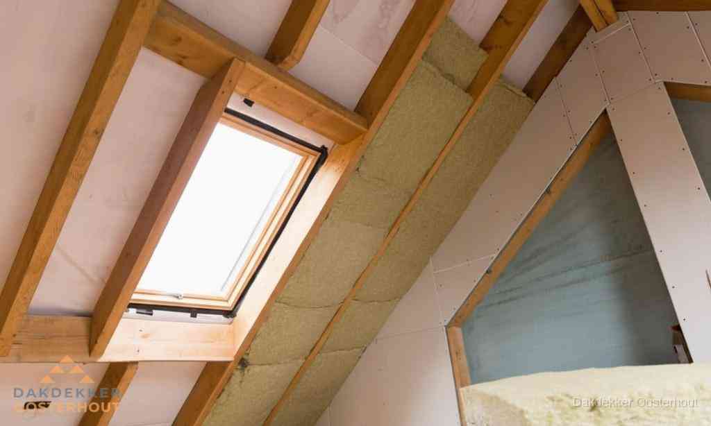 Plat dak vervangen met nieuwe OSB-ondergrond en bitumenrol in Oosterhout