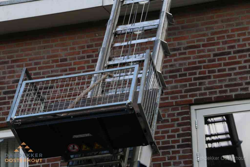 Ladderlift met dakpannen voor dakpan reparatie in Oosterhout