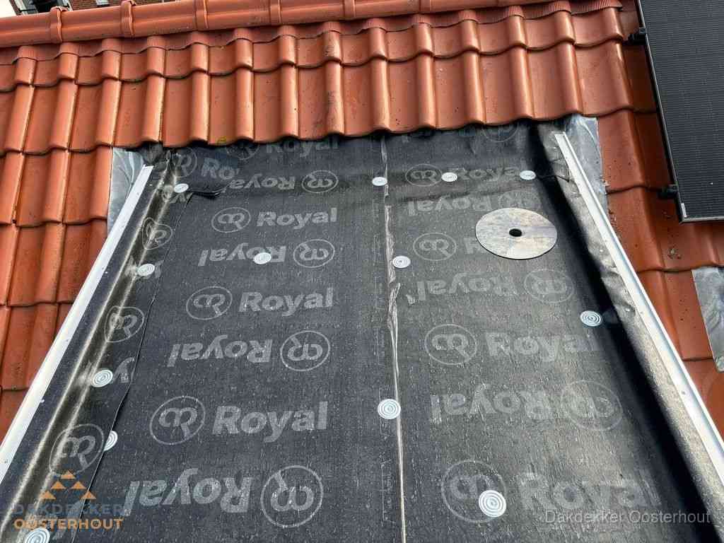Nieuw dak met dakpannen en Royal onderlaag bij woning in Oosterhout