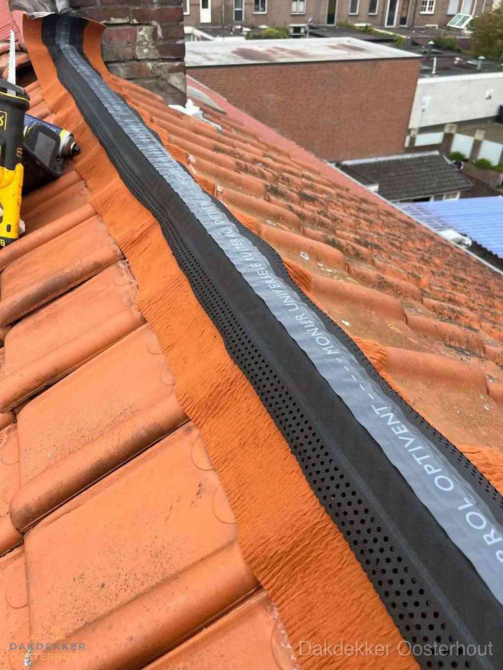 Plat dak aanbouw met bitumen naast schuin pannendak in Oosterhout