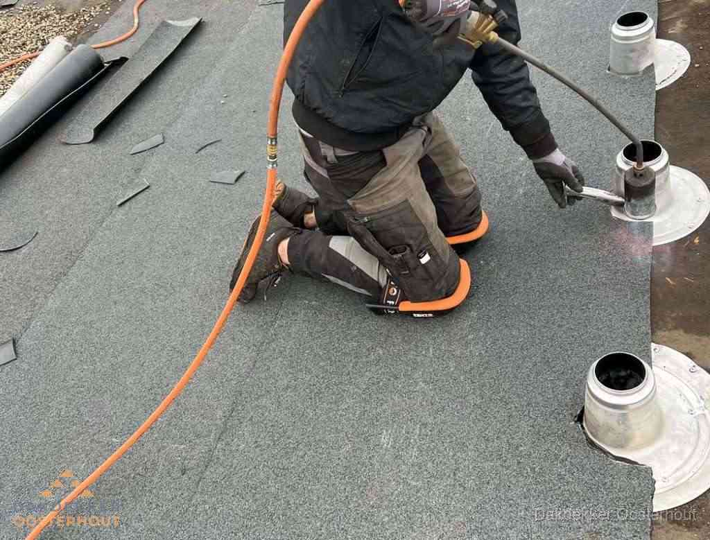 Gereedschap op nieuw plat dak na renovatie in Oosterhout