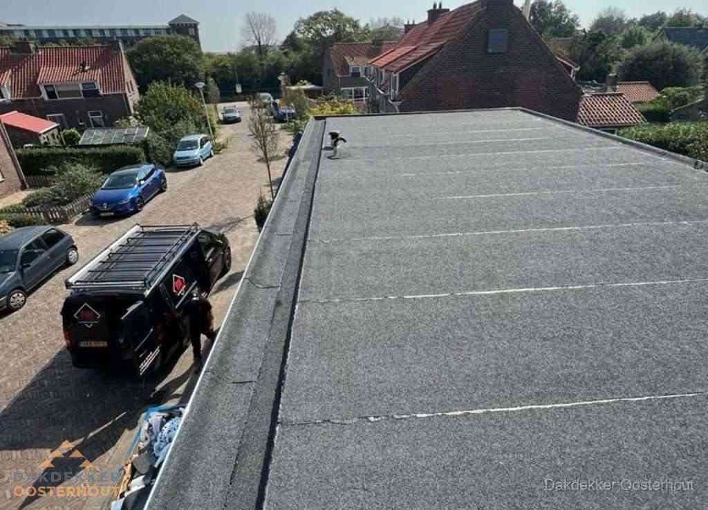 Nieuw bitumen plat dak met uitzicht over landschap in Oosterhout