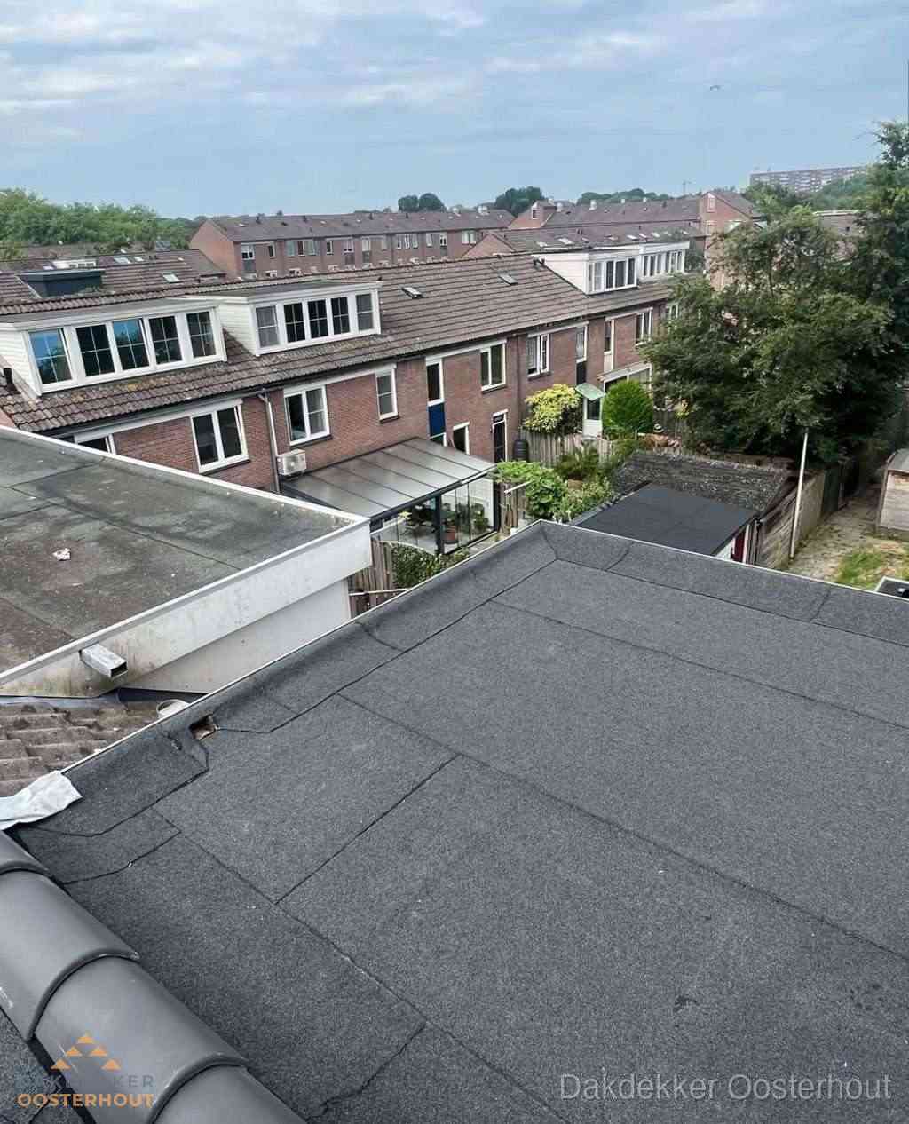 Vernieuwd plat dak met bitumen in woonwijk in Oosterhout