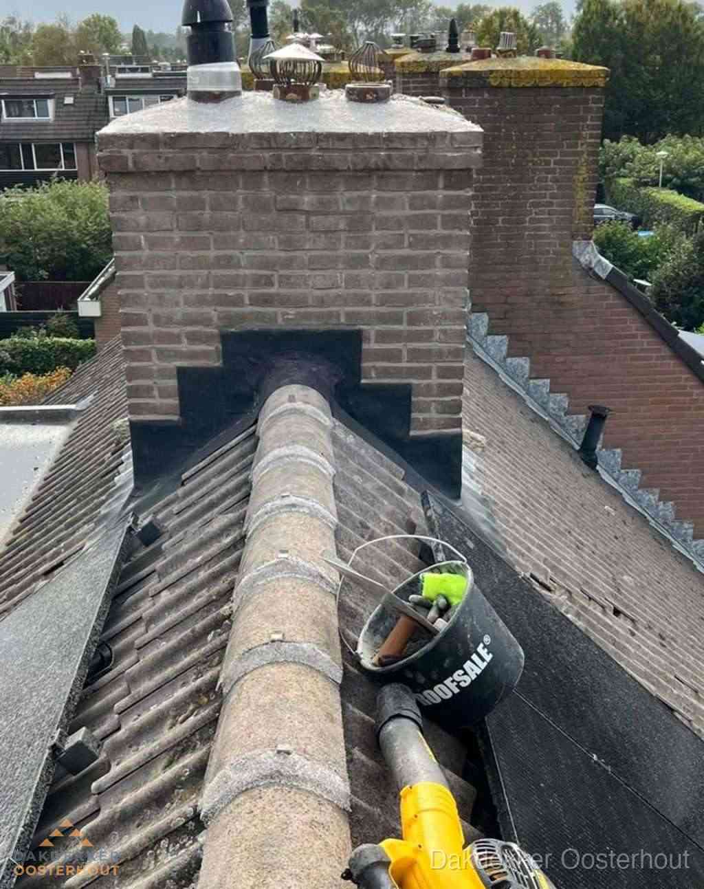 Dakdekker repareert bitumen dakleer bij dakdoorvoer in Oosterhout